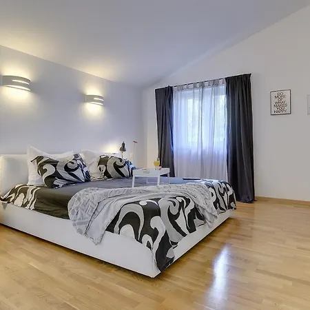 Holiday home Entini *